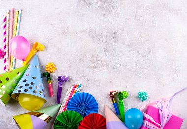 Kağıt şapka, balon, saman ve mum ile doğum günü partisi konsepti
