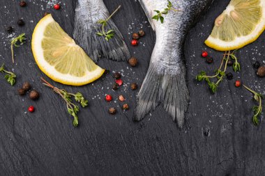 Çiğ deniz kepeği ya da baharatlı ve limonlu dorado balığı.