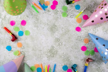 Parti eşyaları ve mumlarla geçmiş kutlamalarınız kutlu olsun.