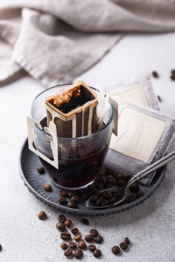 Cam bardakta taze demlenmiş damlatılmış kahve. Alternatif kahve kavramı