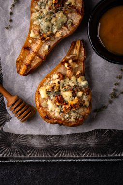 Mavi peynirli fırında armut, ceviz ve bal.