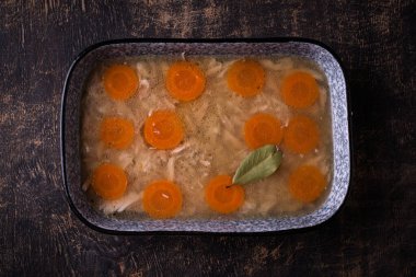 Tavuk etli, havuçlu ve baharatlı.