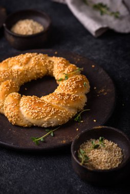 Koyu arkaplanda susamlı geleneksel Türk simitleri