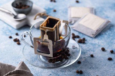 Cam bardakta taze demlenmiş damlatılmış kahve. Alternatif kahve kavramı