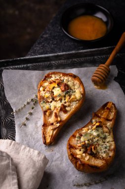 Mavi peynirli fırında armut, ceviz ve bal.