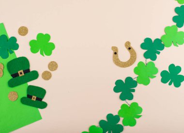 Leprikon şapkalı Aziz Patrick Günü konsepti, altın sikkeler, yoncalar ve at nalı.