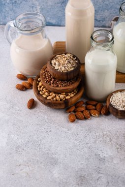 Alternatif süt, soya, yulaf, badem, pirinç ve karabuğday. Bitki bazlı vejetaryen olmayan süt ürünü.