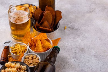 Bira ve farklı atıştırmalıklar. Superbowl ya da futbol partisi için aperatifler