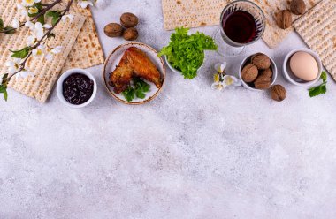 Geleneksel Hamursuz Bayramı veya Pesah Seder tabağı
