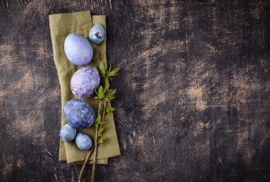 Mor ve mavi renkli amberçiçeği çayıyla boyanmış Paskalya yumurtaları.