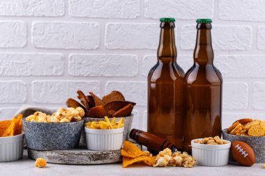 Bira ve farklı atıştırmalıklar. Superbowl ya da futbol partisi için aperatifler