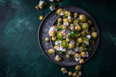 Donmuş sebzeler. Koyu arkaplanda Brüksel lahanası