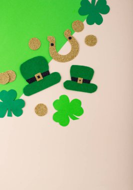 Leprikon şapkalı Aziz Patrick Günü konsepti, altın sikkeler, yoncalar ve at nalı.