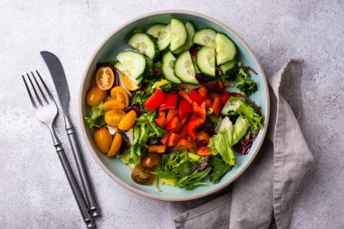 Domates ve salatalıklı taze sağlıklı organik sebze salatası.