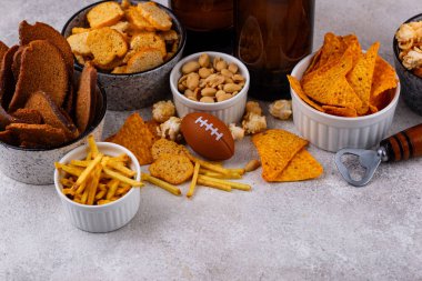 Bira ve farklı atıştırmalıklar. Superbowl ya da futbol partisi için aperatifler