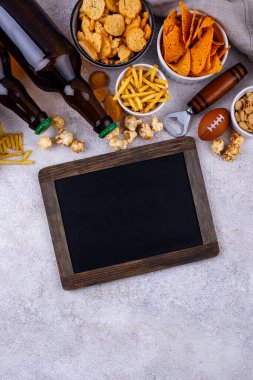 Bira ve farklı atıştırmalıklar. Superbowl ya da futbol partisi için aperatifler