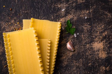 Koyu arkaplanda pişmemiş çiğ lazanya.