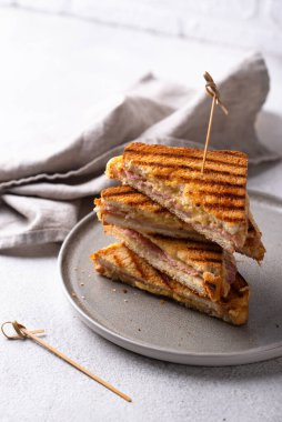 Kızarmış ekmek ya da jambonlu sandviç ve erimiş peynir.