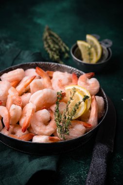 Dondurulmamış karides ya da baharatlı ve limonlu karides
