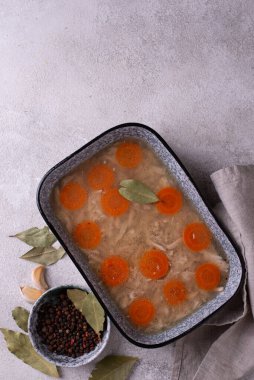 Tavuk etli, havuçlu ve baharatlı.