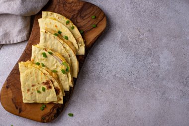 Tavuk ve sebzeli Quesadilla, Meksika usulü tortilla.