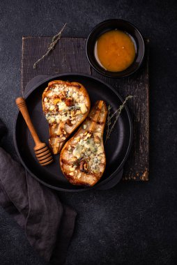 Mavi peynirli fırında armut, ceviz ve bal.