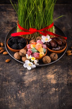 Geleneksel Azerbaycan bahar tatili semeni tepsisiyle Novruz konsepti