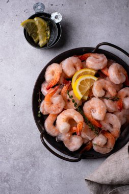 Dondurulmamış karides ya da baharatlı ve limonlu karides