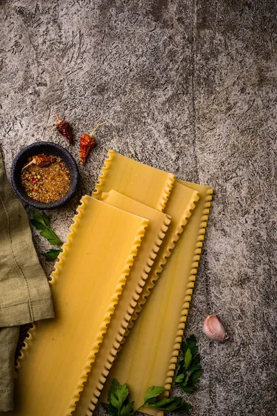 Koyu arkaplanda pişmemiş çiğ lazanya.