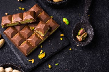 Kadayif kremalı, şam fıstıklı Dubai çikolatası, lüks gurme tatlı.