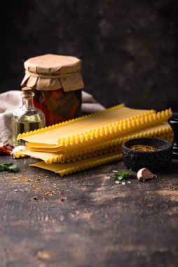 Koyu arkaplanda pişmemiş çiğ lazanya.