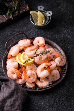 Dondurulmamış karides ya da baharatlı ve limonlu karides