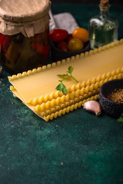 Koyu arkaplanda pişmemiş çiğ lazanya.