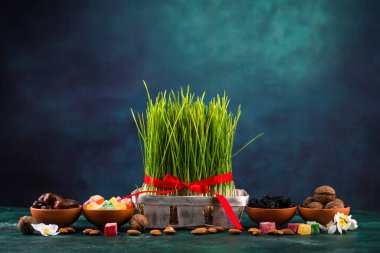 Geleneksel Azerbaycan bahar tatili semeni tepsisiyle Novruz konsepti
