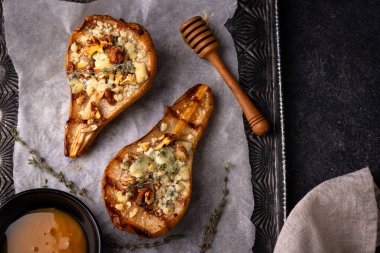 Mavi peynirli fırında armut, ceviz ve bal.