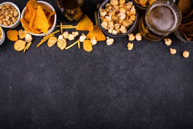 Bira ve farklı atıştırmalıklar. Superbowl ya da futbol partisi için aperatifler