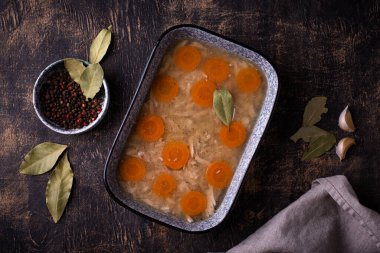 Tavuk etli, havuçlu ve baharatlı.