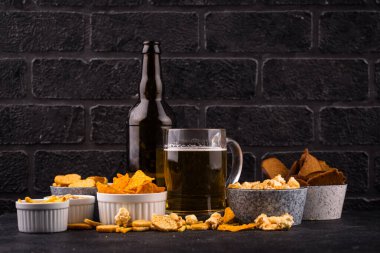 Bira ve farklı atıştırmalıklar. Superbowl ya da futbol partisi için aperatifler