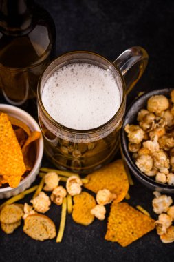 Bira ve farklı atıştırmalıklar. Superbowl ya da futbol partisi için aperatifler