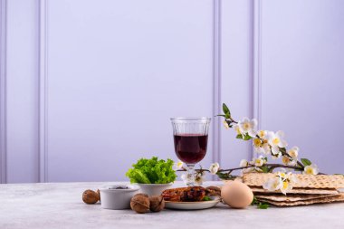 Geleneksel Hamursuz Bayramı veya Pesah Seder tabağı