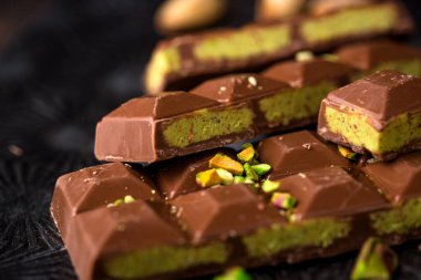 Kadayif kremalı, şam fıstıklı Dubai çikolatası, lüks gurme tatlı.