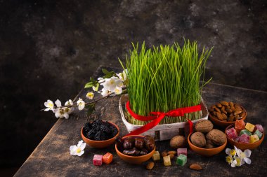 Geleneksel Azerbaycan bahar tatili semeni tepsisiyle Novruz konsepti