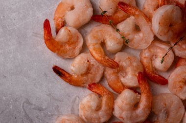 Dondurulmamış karides ya da baharatlı ve limonlu karides