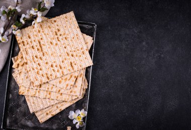 Hamursuz Bayramı için geleneksel Yahudi düz ekmek matzosu.