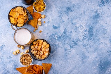Bira ve farklı atıştırmalıklar. Superbowl ya da futbol partisi için aperatifler
