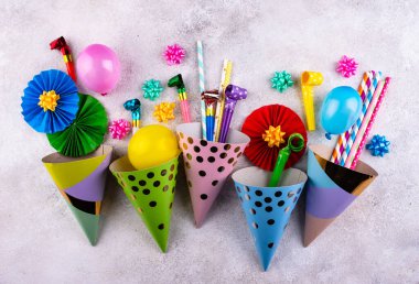 Kağıt şapka, balon, saman ve mum ile doğum günü partisi konsepti