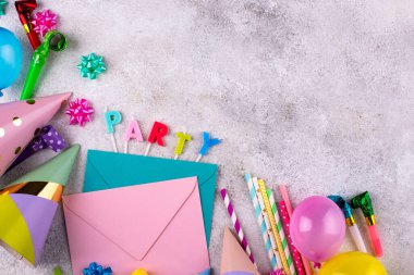 Kağıt şapka, balon, saman ve mum ile doğum günü partisi konsepti