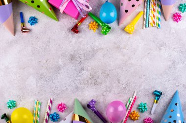Kağıt şapka, balon, saman ve mum ile doğum günü partisi konsepti