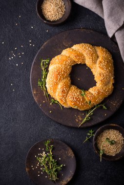 Koyu arkaplanda susamlı geleneksel Türk simitleri