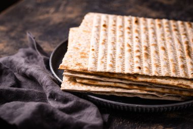 Hamursuz Bayramı için geleneksel Yahudi düz ekmek matzosu.